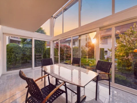 Wo Wohnqualität zuhause ist – Familienhaus mit Wintergarten und Solaranlage, 8302 Kloten, Haus