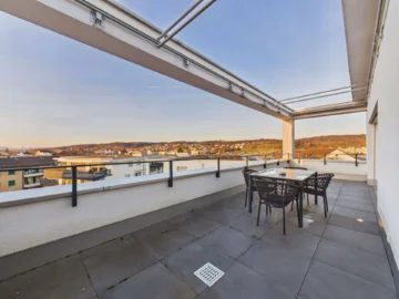 Exklusive 4.5-Zimmer-Attikawohnung - Luxusausbau, Designer-Küche & zwei Terrassen im Zentrum von Kloten - Bild